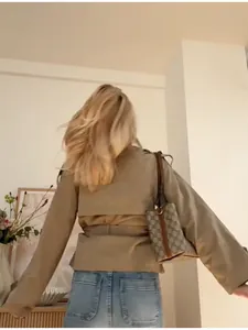 Vue arrière d'un trench-coat court kaki avec col montant et ceinture à la taille