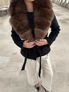 Elegante zwarte wollen jas met luxe bruine kraag van imitatiebont en ceintuur in de taille.