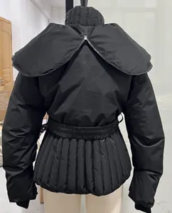 Detail-Rückansicht schwarze Skijacke Damen mit abnehmbarer Kapuze und Taillengürtel