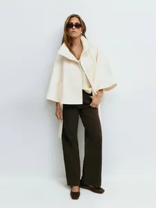 Elegante crèmekleurige wollen cape jas met opstaande kraag en knoop voor de herfst