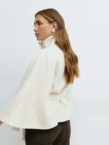 Elegante crèmekleurige korte wollen cape-jas met tailleriem voor de herfstmode