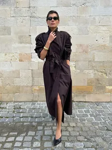 Eleganter langer espressobrauner Damen-Trenchcoat mit Gürtel im schicken Streetstyle