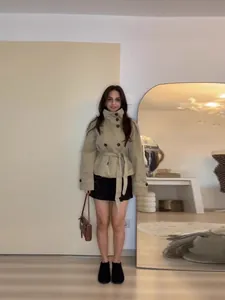 Trench-coat court beige avec col montant et ceinture à double boutonnage