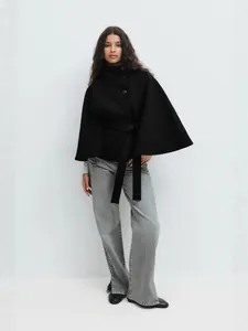 Elegante zwarte wollen cape jas voor dames met riem voor een stijlvolle herfstmode