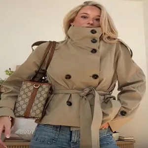 Élégant trench-coat court kaki à boutonnage croisé avec lien à la taille et col montant