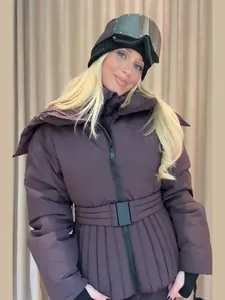 Vorderansicht der stylischen Damen-Skijacke in Dunkelbraun mit Gürtel und Kapuze
