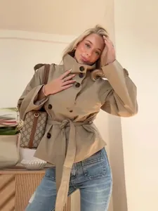 Trench-coat court chic pour femme avec col montant et ceinture à double boutonnage