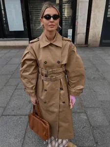 Stijlvolle kaki trenchcoat met dubbele riem en pofmouwen voor een chique herfstlook.