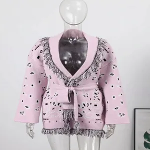 Cardigan femme en maille rose style ethnique avec franges et ceinture à nouer chic