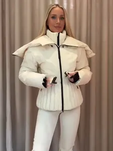 Detailansicht der weißen Damen-Skijacke mit abnehmbarer Kapuze und tailliertem, schlankem Design