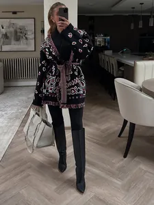 Vue détaillée d'un gilet en tricot ethnique pour femme avec motif paisley et franges