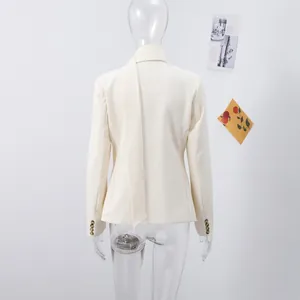 Rückansicht eines eleganten weißen Blazers mit integriertem Schal und Goldknöpfen