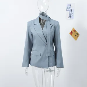 Eleganter blau-grauer Damenblazer mit modischem Reverskragen und einem Schal-Detail