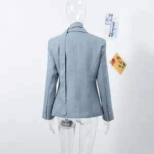Elegante Rückansicht eines Damenblazers in Staubblau mit einem Schal-Kragen-Detail