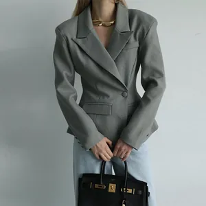 Detailansicht eines grauen, hochwertig geschneiderten Damenblazers mit elegantem Revers
