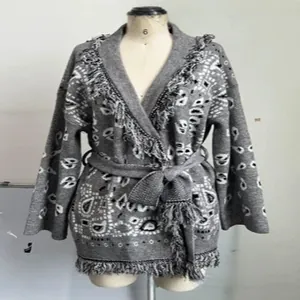 Cardigan en maille gris style ethnique avec motif cachemire, franges et ceinture.