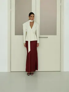 Eleganter weißer Reversblazer mit passendem dünnem Schal für einen minimalistischen Look