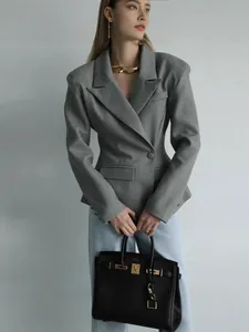 Eleganter grauer taillierter Damen-Blazer mit Revers, Mode-Shooting im westlichen Stil