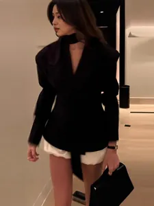 Eleganter schwarzer Damenblazer mit modischem schmalem Schalkragendetail und Revers