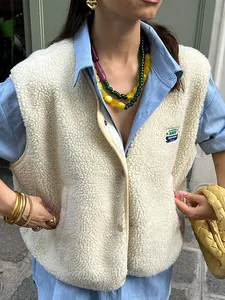 Gilet en polaire blanc pour femme avec patch vintage pour un look décontracté chic