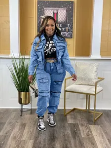 Vista completa del set in denim blu lavato da donna con giacca e pantaloni multitasche
