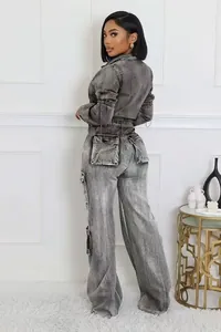 Rückansicht eines trendigen grauen Denim-Zweiteilers mit Multi-Taschen-Cargohose.