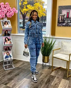 Completo due pezzi in denim lavato con giacca e pantaloni cargo multitasche blu