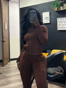 Detailaufnahme eines braunen Sport-Zweiteilers für Damen mit Slim-Fit-Jacke und Leggings