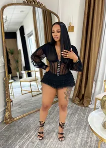 Detailansicht eines schwarzen Bodysuits mit Mesh-Einsätzen und Rüschenbesatz