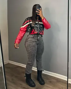 Vue détaillée d'une veste de moto en cuir stylée avec broderie flamme portée par un mannequin.