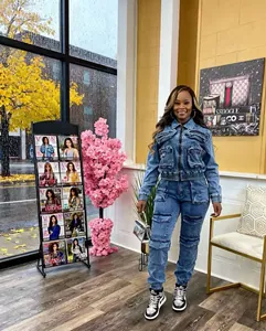 Set cargo due pezzi in denim lavato blu con giacca multi-tasche e pantaloni stile jogger