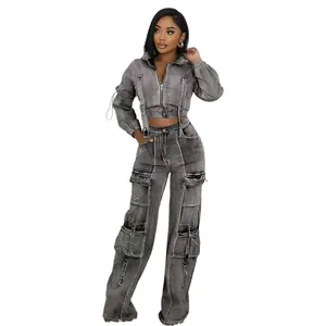 Stylisches graues Denim-Set aus gewaschenem Jeansstoff mit Cargo-Hose und kurzer Jacke
