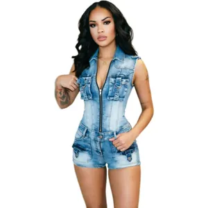 Detailweergave van een sexy lichtblauwe gewassen denim mouwloze romper met rits en zakken