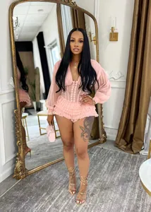 Detailansicht eines sexy rosa Netz-Bodysuits mit Stufenvolants, Korsett-Stil und langen Ärmeln