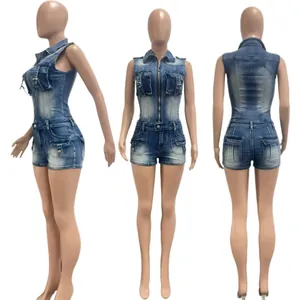 Detailoverzicht van mouwloze denim jumpsuit in gewassen blauw met cargozakken en rits