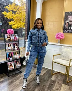 Vista a figura intera di una donna che indossa un completo in denim blu e pantaloni cargo