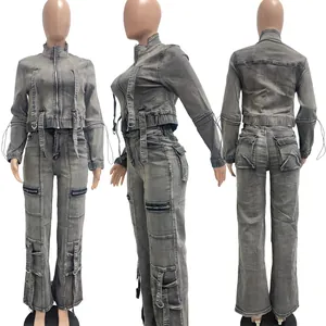 Detailansicht eines grauen Damen-Denim-Zweiteilers mit Cargo-Taschen und Wasch-Effekt