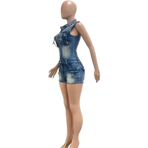 Zijzicht van sexy mouwloze denim romper met stretch en 3D-zakken