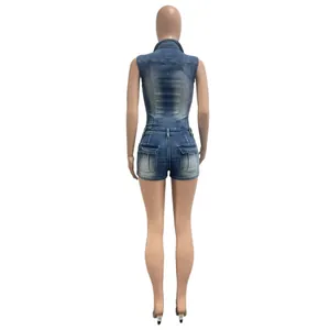 Gedetailleerd achteraanzicht van een mouwloze denim romper met zakken op een etalagepop.