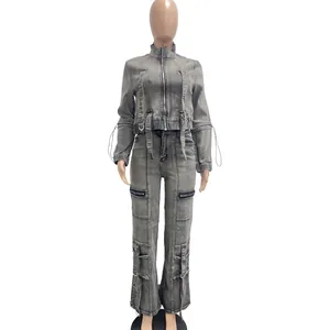 Ganzansicht eines grauen gewaschenen Denim-Sets aus Jacke und Cargohose auf einer Puppe