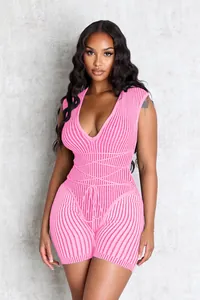 Détail d'une combinaison courte en maille côtelée rose sexy avec laçage