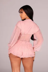 Eleganter sexy hellrosa Netz-Jumpsuit mit Rüschen für Damen und langen Puffärmeln Detailansicht