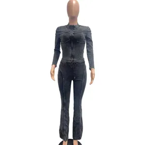 Detailansicht eines säuregewaschenen grauen Sportsets für Damen mit Paneeldesign