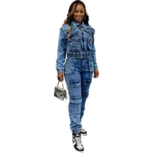 Set due pezzi da donna in denim lavato con giacca e pantaloni cargo multitasche