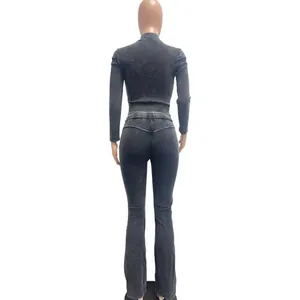 Rückansicht eines verwaschenen Damen-Denim-Sets mit engem Oberteil und Schlaghose