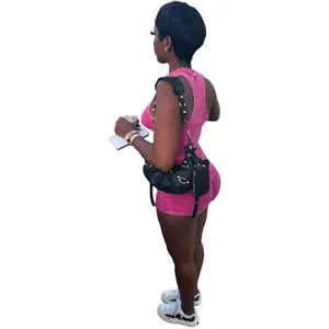 Zijaanzicht van een roze geribbelde, sexy, nauwsluitende jumpsuit voor dames