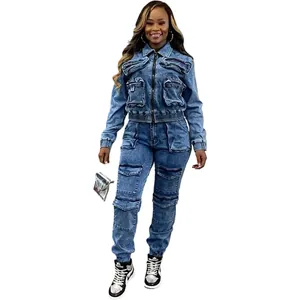 Vista completa dell'outfit in denim con pantaloni cargo e giacca con zip da donna.