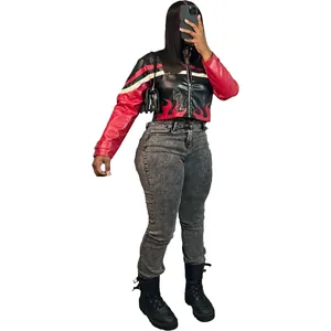 Détail d'un blouson de moto court avec broderie de flammes rouges et design patchwork.