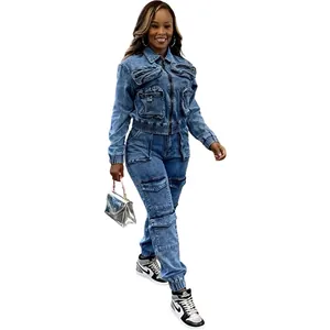 Completo due pezzi in denim lavato con giacca multitasche e pantaloni cargo coordinati