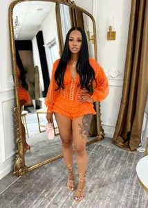 Detaillierte Ansicht eines sexy orangefarbenen Mesh-Bodys mit Rüschen und langen Ärmeln
